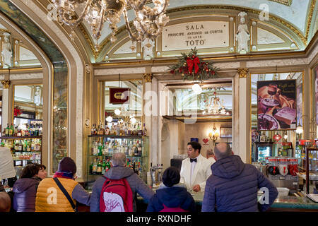 Napoli Campania Italia. Il famoso Caffè Gambrinus in Piazza del Plebiscito Foto Stock