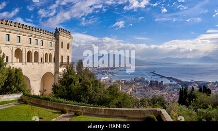 Napoli Campania Italia. Vista del golfo di Napoli e del Vesuvio dalla Certosa di San Martino (Certosa di San Martino), un ex monastero Foto Stock