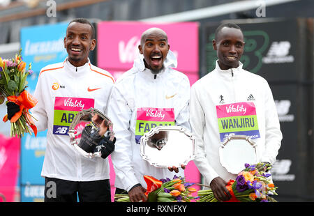 Mo Farah vincitore di uomini della gara (al centro) con Bashir Abdi che ha finito secoond (sinistra) e Daniel Wanjiru che ha terminato terzo durante la vitalità grande la metà a Londra. Foto Stock