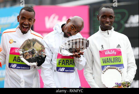 Mo Farah vincitore di uomini della gara (al centro) con Bashir Abdi che ha finito secoond (sinistra) e Daniel Wanjiru che ha terminato terzo durante la vitalità grande la metà a Londra. Foto Stock