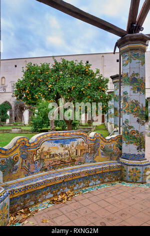 Napoli Campania Italia. Basilica di Santa Chiara Chiesa. Il chiostro delle Clarisse, trasformato nel 1742 da Domenico Antonio Vaccaro con la singolare annuncio Foto Stock