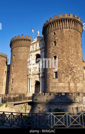 Napoli, campania, Italy. Castel Nuovo (Nuovo Castello), spesso chiamato Maschio Angioino, è un castello medievale situato di fronte a Piazza Municipio e il c Foto Stock