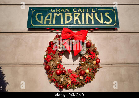 Napoli Campania Italia. Il famoso Caffè Gambrinus in Piazza del Plebiscito Foto Stock