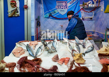 Napoli Campania Italia. Pescivendolo a Quartieri Spagnoli (quartieri spagnoli), una parte della città di Napoli in Italia. Si tratta di un area povera, affetti da Foto Stock