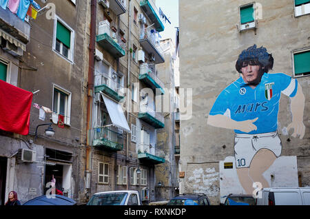 Napoli Campania Italia. Realizzato in occasione del secondo scudetto di Napoli, nel 1990, il murale di Maradona si trova nei Quartieri Spagnoli Foto Stock