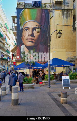 Napoli Campania Italia. Il San Gennaro (San Gennaro) che si staglia sulla facciata di un grande palazzo della forcella è un lavoro di Jorit e ha un molto Foto Stock