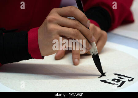 Donna giapponese la scrittura di ideogrammi con spazzola close up dettaglio Foto Stock