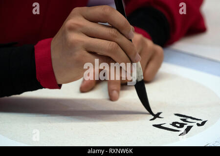 Donna giapponese la scrittura di ideogrammi con spazzola close up dettaglio Foto Stock