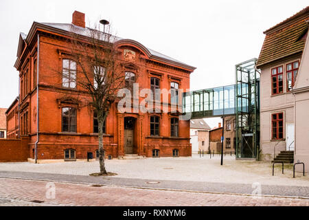 Edificio comunale in mattoni (ufficio del Registro) con passaggio moderno a Malchow Foto Stock