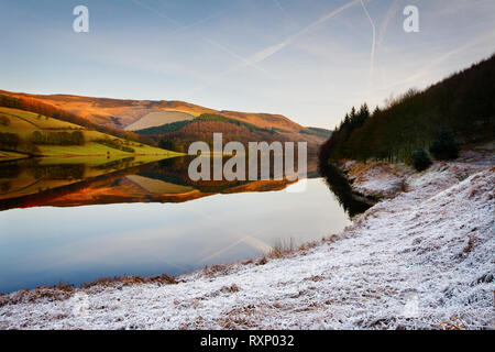 Cambiamento delle stagioni, due mondi nel serbatoio Ladybower, Peak District Foto Stock