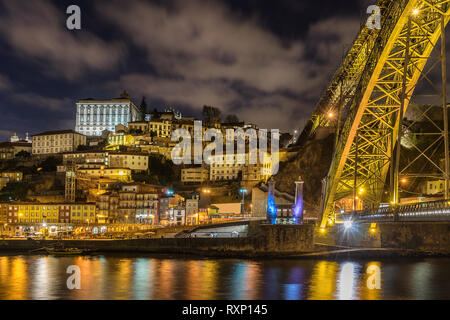 Guardando attraverso il fiume Douro per la Serra do Pilar Monastero Foto Stock