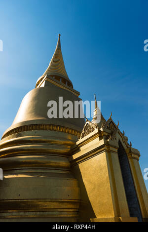 Phra Si Rattana Chedi a smeraldo Budda tempio di Bangkok, Tailandia Foto Stock