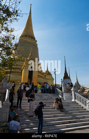 I turisti nei pressi di Phra Si Rattana Chedi a smeraldo Budda tempio di Bangkok, Tailandia Foto Stock