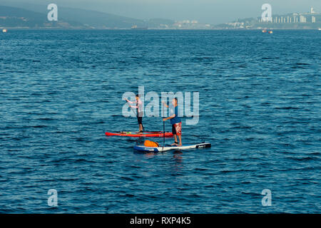 Vladivostok, Primorsky Krai-August 26, 2018: la gente sul SUP Board galleggiare sulla superficie del mare. Foto Stock