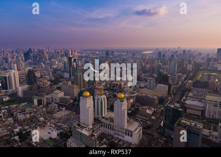 Vista aerea del centro cittadino di Bangkok con grattacieli e mercati di notte Foto Stock