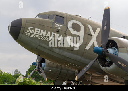 Il 'SNAFU Special', un Dakota C47, utilizzati per lo sbarco in Normandia presso la batteria di Merville, in Normandia. Foto Stock