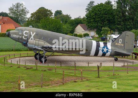 Il 'SNAFU Special', un Dakota C47, utilizzati per lo sbarco in Normandia presso la batteria di Merville, in Normandia. Foto Stock