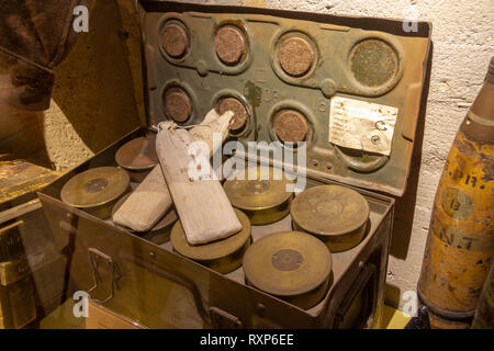 Un 25 pounder artiglieria munizioni pistola torace su display in tedesco batteria a Merville, Normandia, Francia. Foto Stock