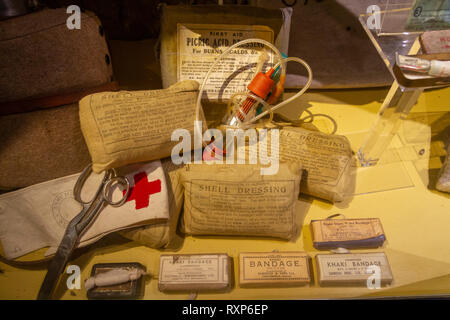 British Army WWII attrezzature mediche in mostra presso il tedesco della batteria a Merville, Normandia, Francia. Foto Stock