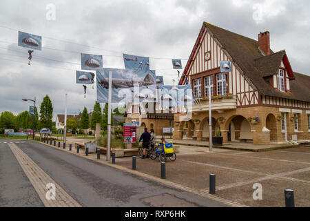 Banner commemorativo per celebrare il settantesimo anniversario del D-Day accanto alla mairie (Municipio) a Merville-Franceville-Plage, Normandia, Francia. Foto Stock