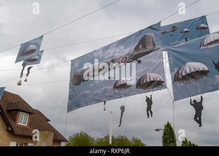 Banner commemorativo per celebrare il settantesimo anniversario del D-Day a Merville-Franceville-Plage, Normandia, Francia. Foto Stock