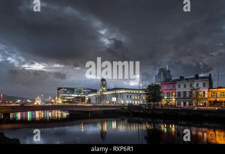 Cork, Irlanda. 14 ottobre, 2016 Un inizio di mattina vista del Municipio di Città di Cork la mattina presto. Foto Stock