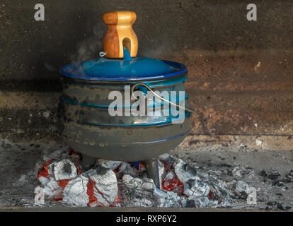 Un tradizionale South African potjiekos piatto preparato su un fuoco aperto Foto Stock