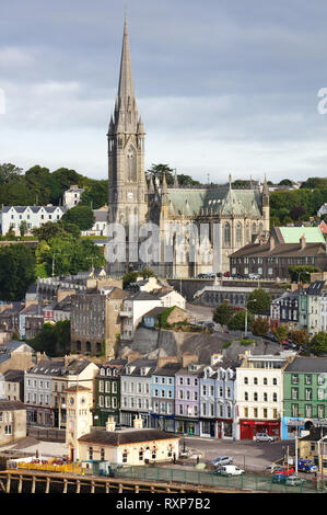 St Colman cattedrale, noto anche come Cattedrale di Cobh, e nei dintorni di case a schiera nel cuore di Cobh, Irlanda Foto Stock