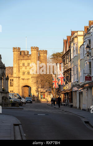 Pozzetti, Somerset, Inghilterra, Regno Unito. Marzo 2019. Incandescente sole illumina il luogo di mercato,e Vescovi occhio Gatehouse nella cattedrale della città di Mendip distr Foto Stock