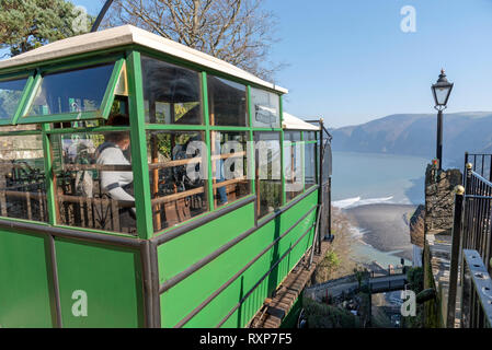 Lynton, Devon, Inghilterra, Regno Unito. Marzo 2019. Il Lynton & Lynmouth cliff railway che opera su acqua di alimentazione tra le due città di Lynton & Lynmouth Foto Stock