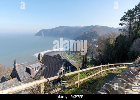 Lynton, Devon, Inghilterra, Regno Unito. Marzo 2019. Una vista del Devonshire litorale verso Exmoor da Lynton una popolare località turistica. Foto Stock