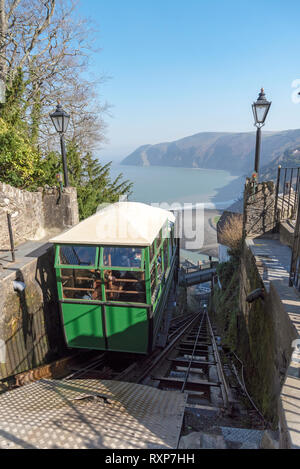 Lynton, Devon, Inghilterra, Regno Unito. Marzo 2019. Il Lynton & Lynmouth cliff railway che opera su acqua di alimentazione tra le due città di Lynton & Lynmouth Foto Stock