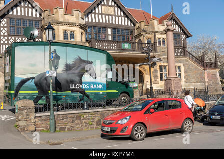 Lynton, Devon, Inghilterra, Regno Unito. Marzo 2019. Banca di Lloyds mobile branch parcheggiata fuori il Lynton Town Hall. Foto Stock