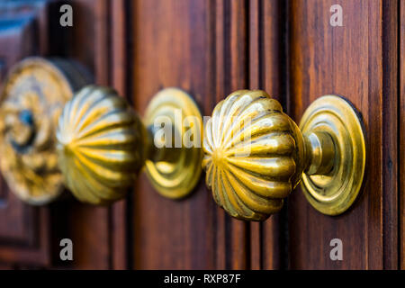 Rame maniglie porta shot close-up contro la porta. Foto Stock