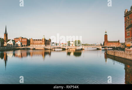 La città di Stoccolma visualizza acqua riflessione centrale turistici popolari attrazioni in Svezia viaggi in Europa Foto Stock