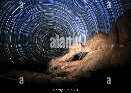 Sentiero di stelle sopra la roccia arco all'Spitzkoppe Foto Stock