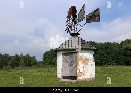 Il più giovane e completamente funzionale solo mulino a vento in Boemia. Il mulino è stato costruito solo nel 2002 come parte del Jindřichovice pod Smrkem open-air museum. Foto Stock