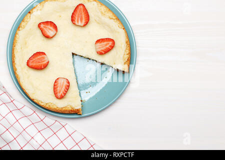 Classic cheesecake con fragole su uno sfondo bianco. Vista dall'alto. Foto Stock