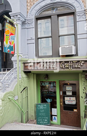 Graffitea fisico, un tea shop al piano terra di un edificio con lo stesso nome. Su ST. Mark nell'East Village, a Manhattan, New York City Foto Stock