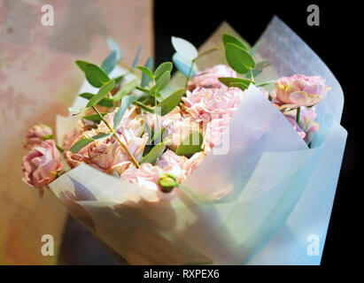 Bouquet di rose rosa fotografato close-up su un sfondo astratto Foto Stock