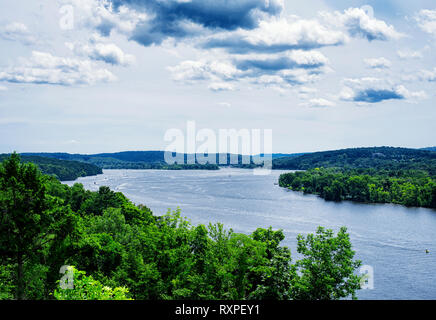 Il fiume Connecticut fluente attraverso East Haddam vicino a Gillette Castle membro Park di New London County. Foto Stock