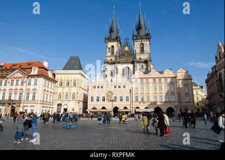 I turisti vista la chiesa di Nostra Signora di Týn in Prague Old Town Square (Praha), Repubblica Ceca Foto Stock
