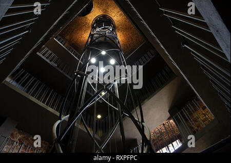 Il nuovo ascensore e architettura moderna all'interno del municipio della città vecchia torre, Praga (Praha), Repubblica Ceca Foto Stock