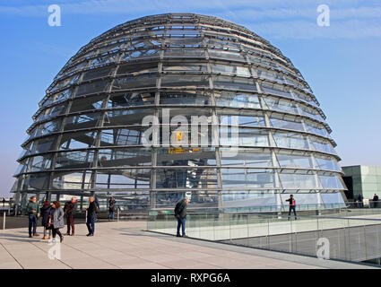 La cupola e la terrazza sul tetto dell'Edificio del Reichstag di Berlino Foto Stock