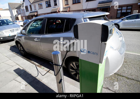 La Nissan Leaf auto elettrica collegata alla esb ecars punto di carica in southside onstreet Dublino Repubblica di Irlanda europa Foto Stock