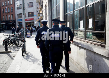 Tre ufficiali di garda una femmina due maschio a piedi pattugliamento nell area di Temple Bar di Dublino Repubblica di Irlanda europa Foto Stock
