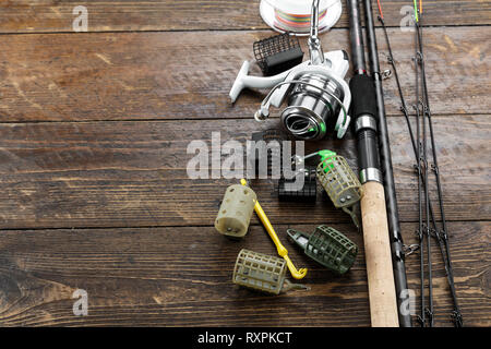 La pesca alimentatore e l'aspo. Punte diverse della verga di alimentatore per la pesca di fondo. spazio per tex Foto Stock