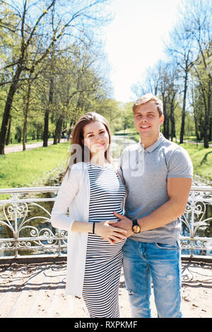 Un futuro felice i genitori nel giorno d'estate all'aperto Foto Stock