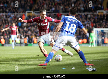 Aston Villa di Jack Grealish (sinistra) e Birmingham City's Kerim Mrabti battaglia per la sfera durante il cielo di scommessa match del campionato a Sant'Andrea trilioni di Trofeo Stadium, Birmingham. Foto Stock