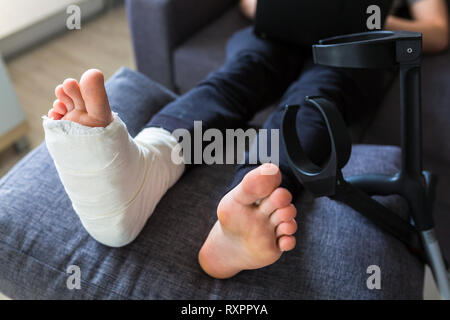 Gamba rotta sul cuscino durante la convalescenza Foto Stock